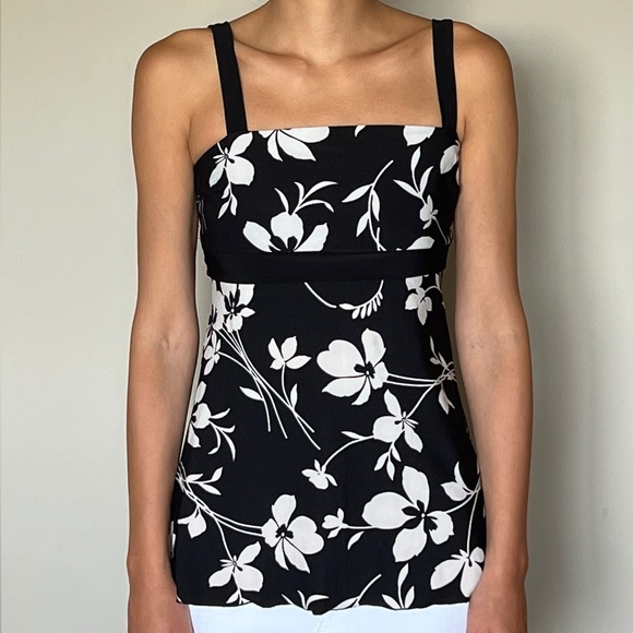 Black and white square neck flower top with belt. - Picture 1 of 5